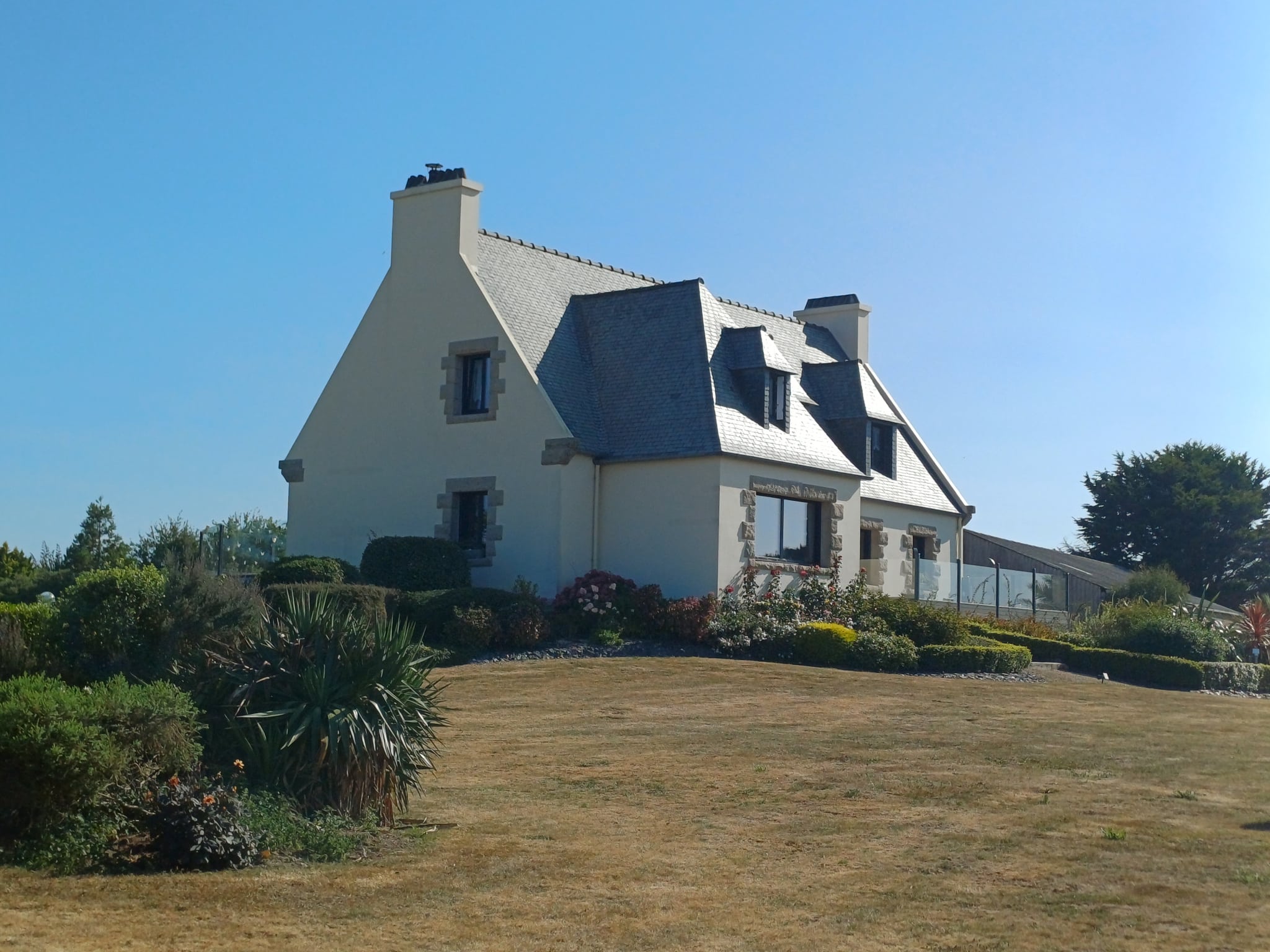 House with sea view in Plougasnou, surrounded by garden on a plot of 7600 m².