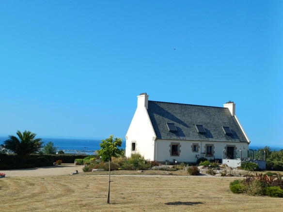 House with sea view in Plougasnou, surrounded by 7600 m2 of land.
