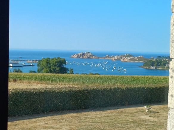 Unobstructed view of the sea and the port of Diben from a house in Plougasnou.
