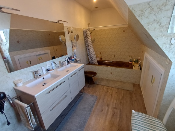 Spacious bathroom with bathtub and double vanity