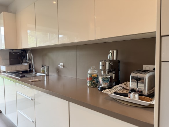 Cuisine moderne avec plans de travail clairs et appareils électroménagers à Auray.