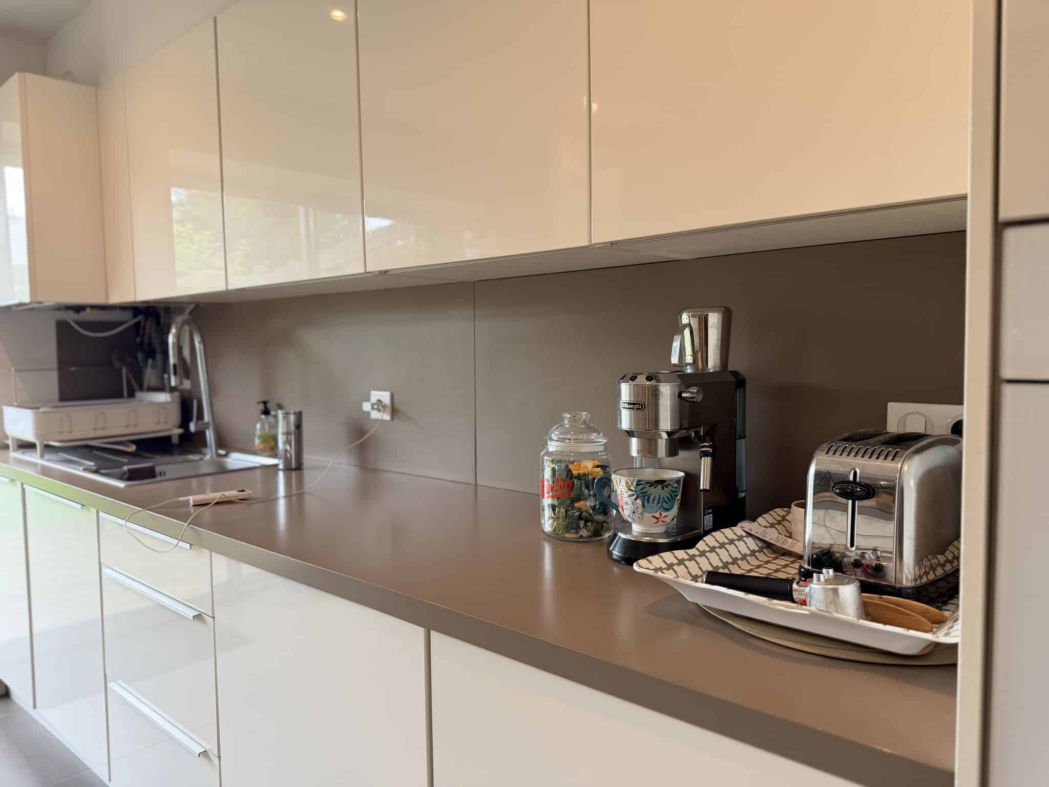 Cuisine moderne avec plans de travail clairs et appareils électroménagers à Auray.