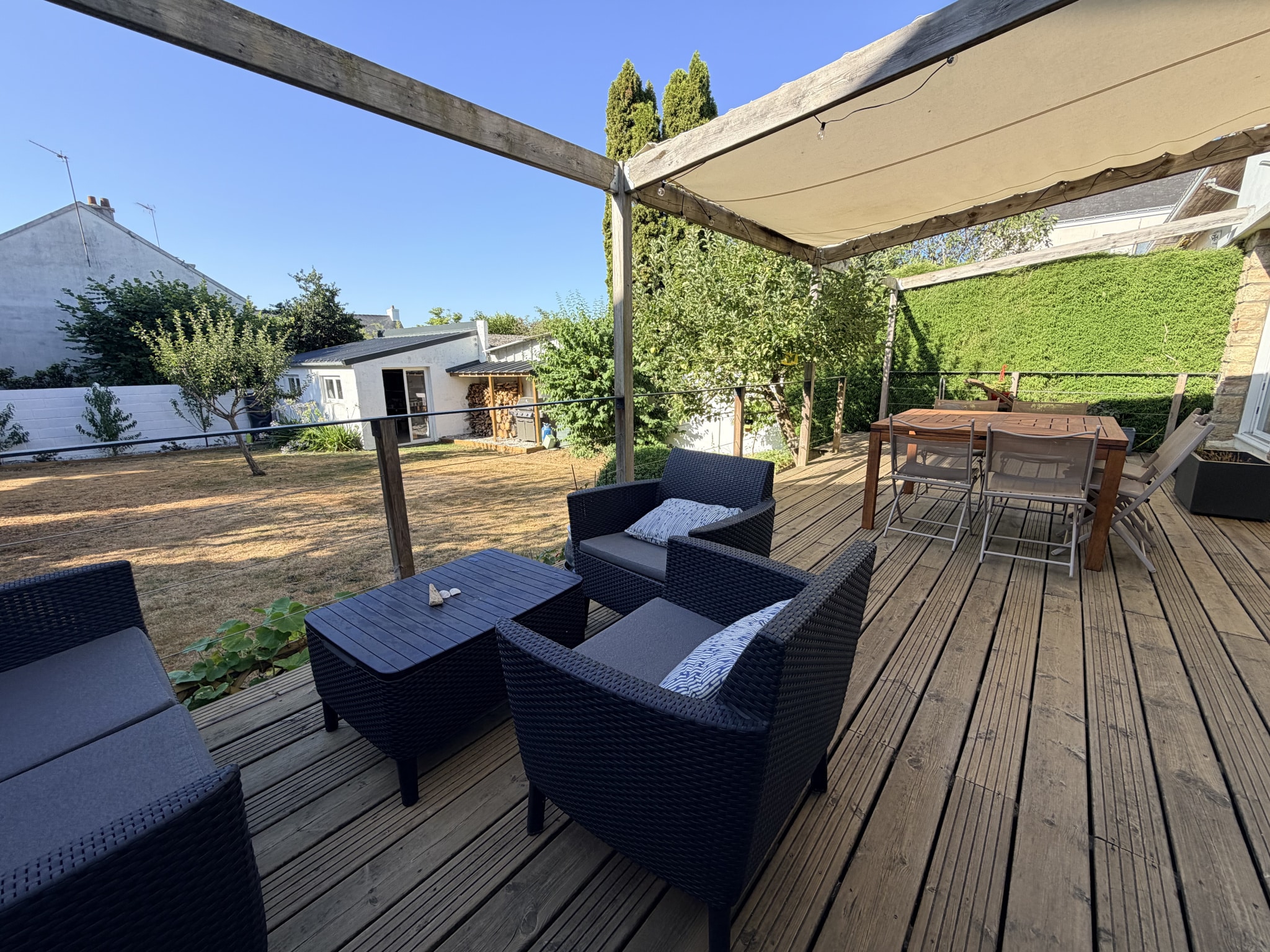 Terrasse en bois avec mobilier de jardin dans un espace extérieur à Auray.