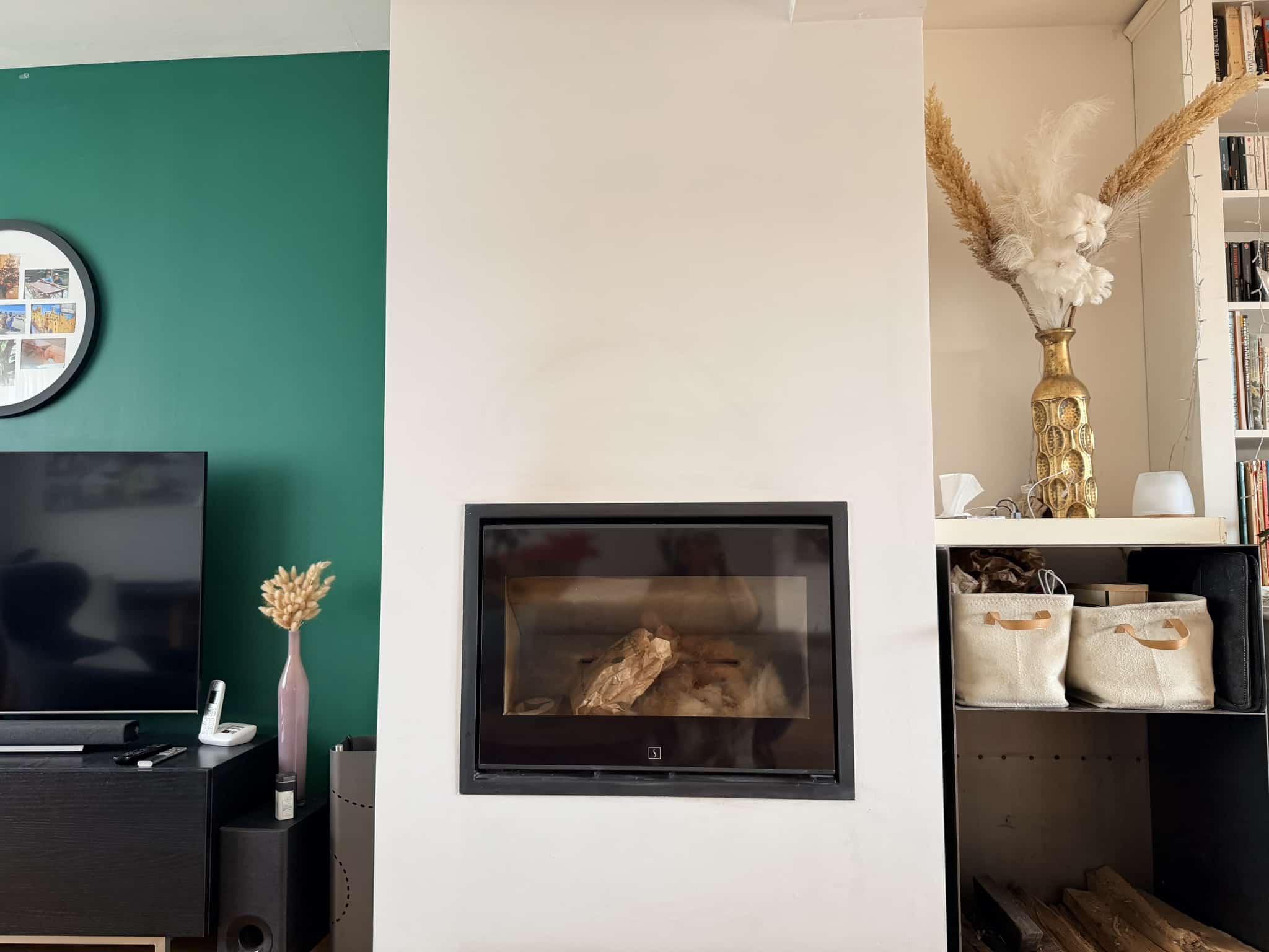 Intérieur d'un salon moderne avec cheminée, télévision et décoration élégante.