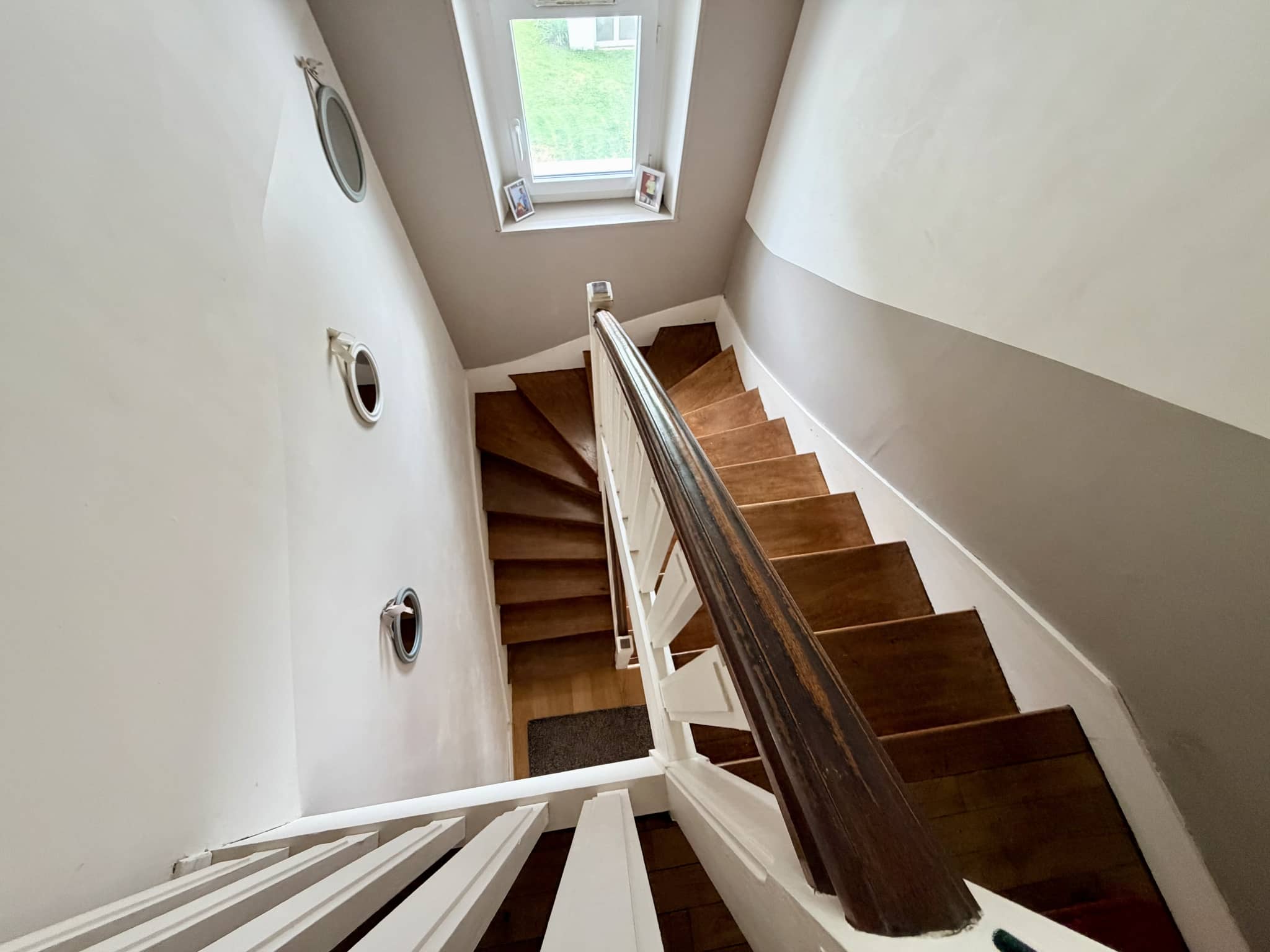 Escalier en bois menant à un étage supérieur dans une maison à Auray.