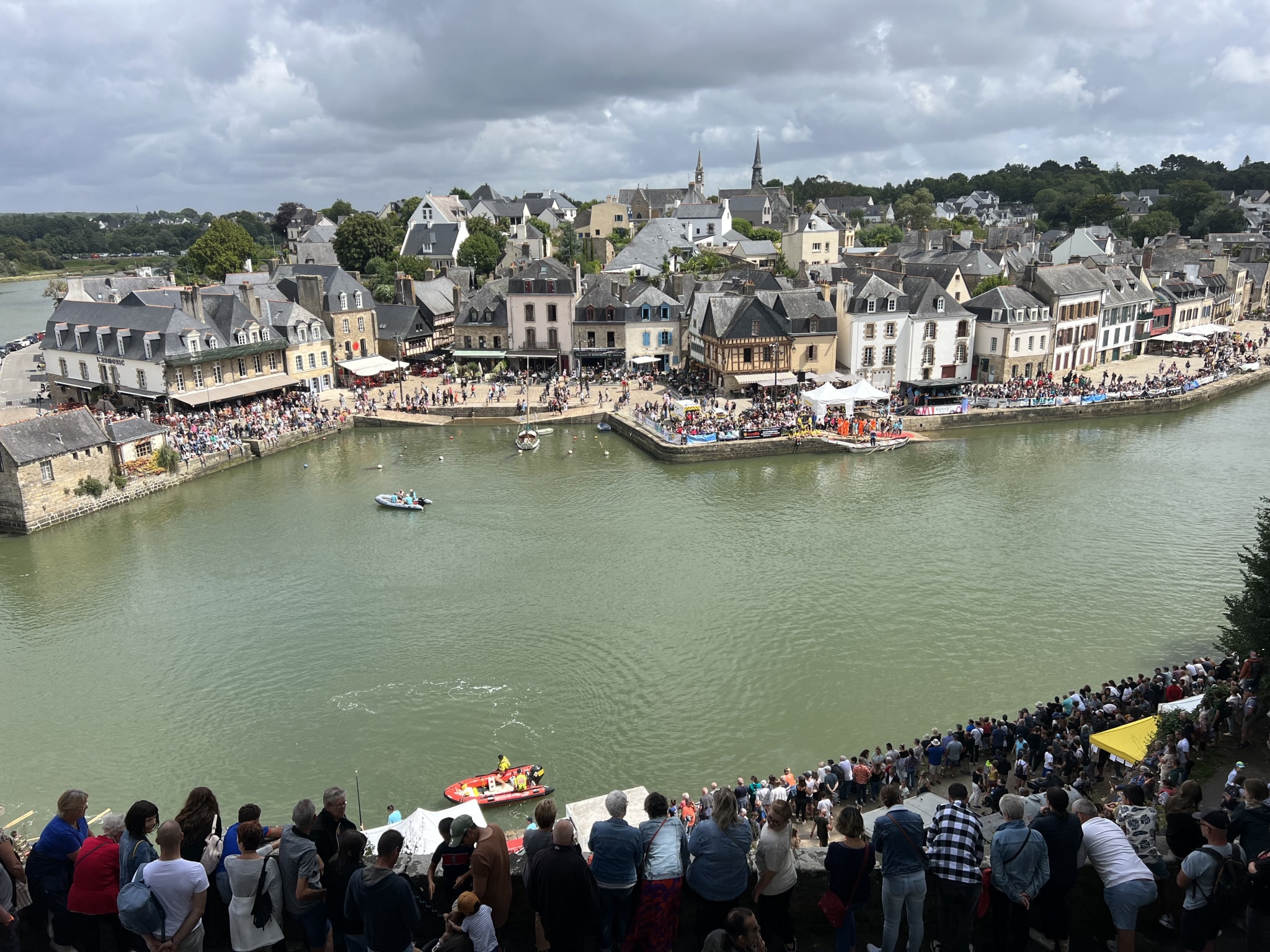 Vue panoramique du port d'Auray avec des bateaux et des spectateurs lors d'un événement.