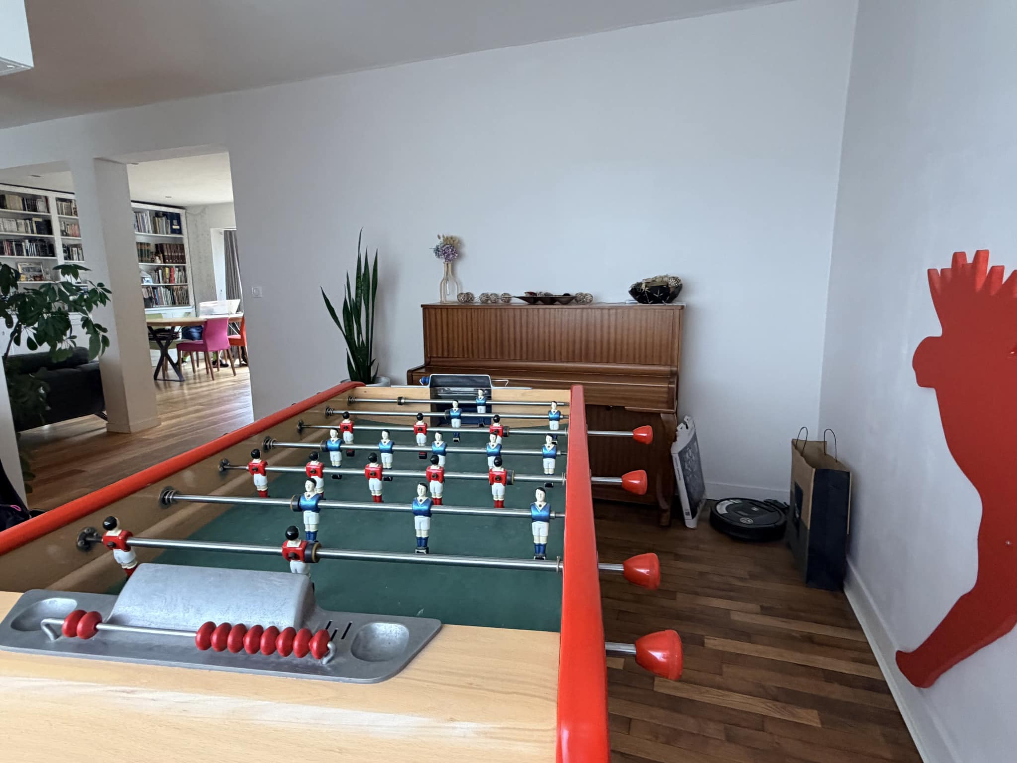 Table de baby-foot et piano dans un intérieur moderne à Auray.