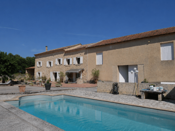 Mas en pierre avec piscine, situé à L'Isle-sur-la-Sorgue, dans un cadre calme et rural.