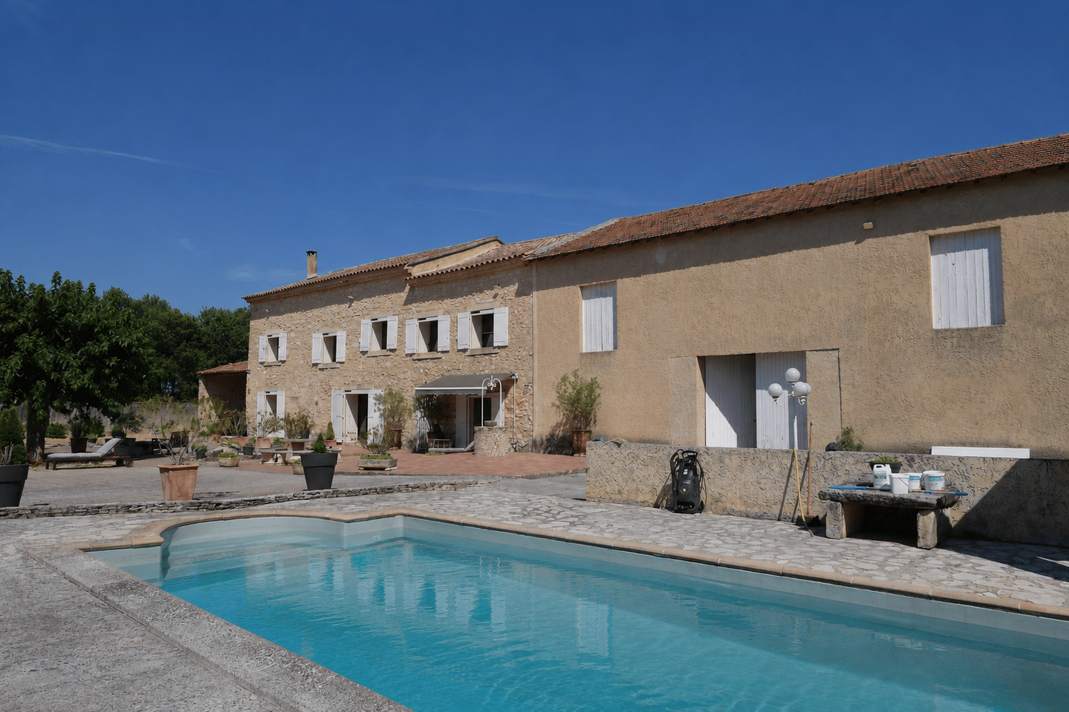 Mas en pierre avec piscine, situé à L'Isle-sur-la-Sorgue, dans un cadre calme et rural.