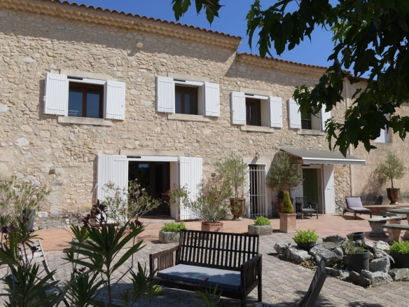 Mas en pierre de 270 m² avec jardin, situé en campagne près de L'Isle-sur-la-Sorgue.