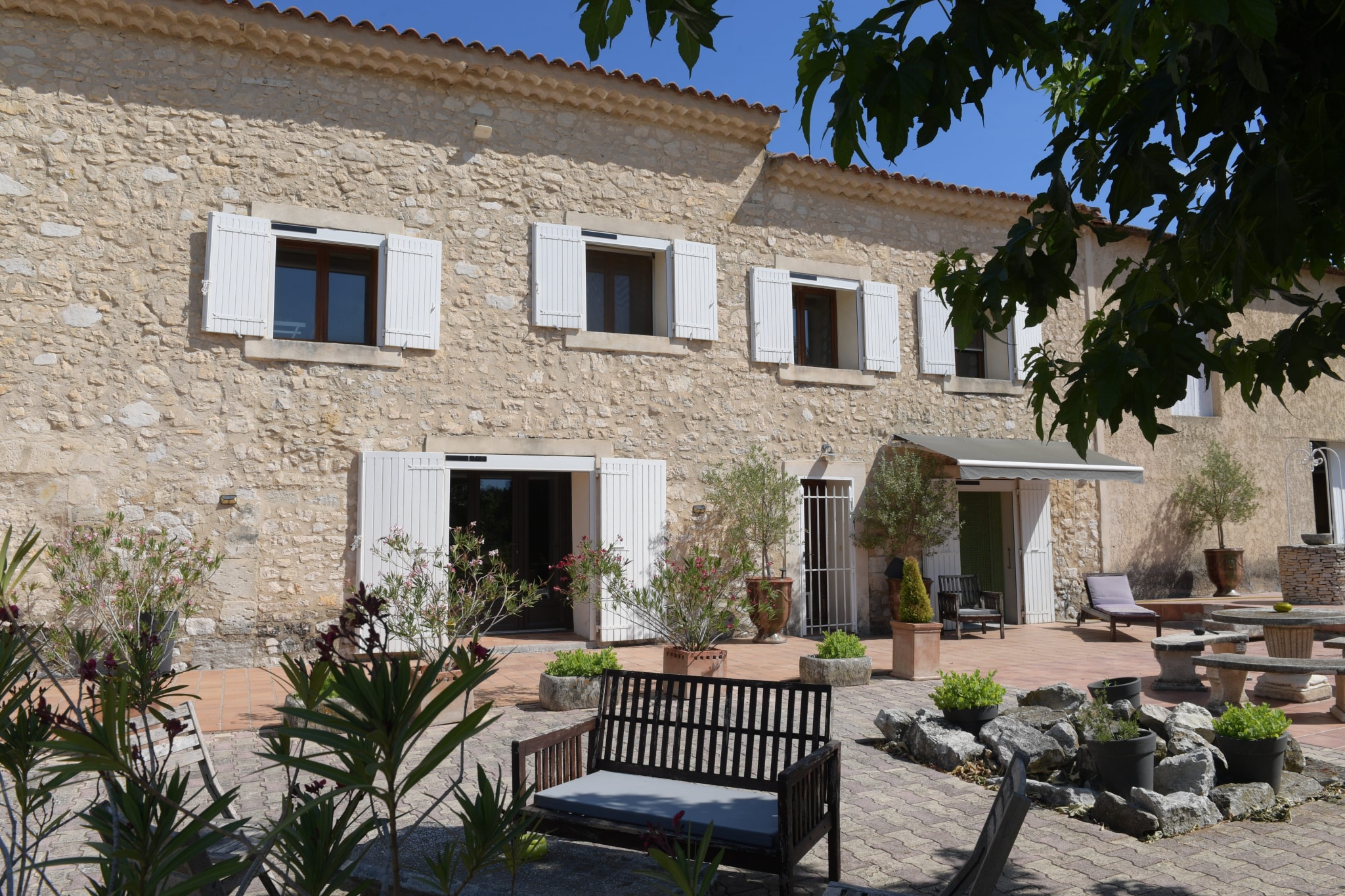 Mas en pierre de 270 m² avec jardin, situé en campagne près de L'Isle-sur-la-Sorgue.