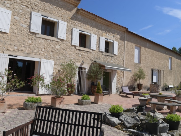 Mas en pierre de 270 m² avec terrasse et jardin, situé à L'Isle-sur-la-Sorgue.