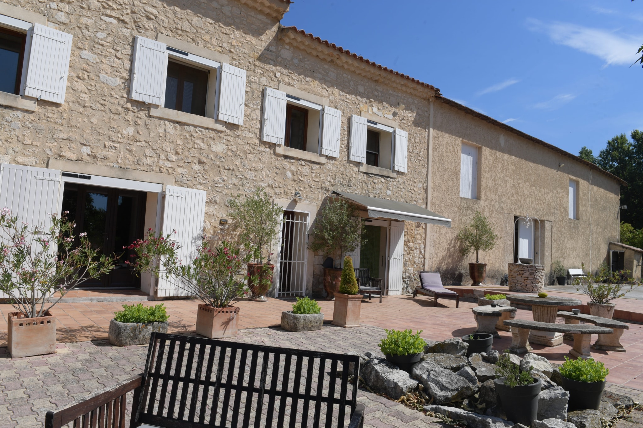Mas en pierre de 270 m² avec terrasse et jardin, situé à L'Isle-sur-la-Sorgue.