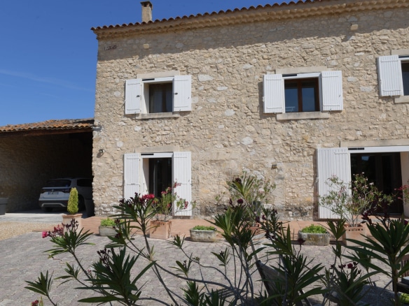 Mas en pierre de 270 m2 avec jardin, situé dans un environnement calme près de L'Isle-sur-la-Sorgue.