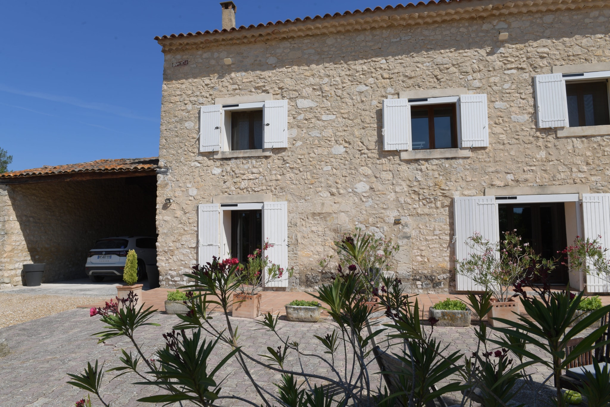 Mas en pierre de 270 m2 avec jardin, situé dans un environnement calme près de L'Isle-sur-la-Sorgue.