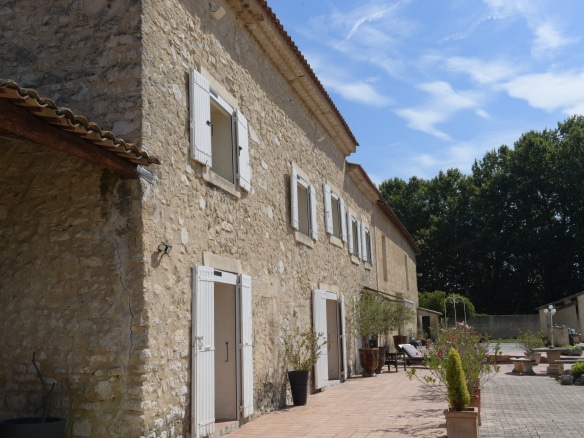 Mas en pierre de 270 m² avec cour, situé en campagne près de L'Isle-sur-la-Sorgue.