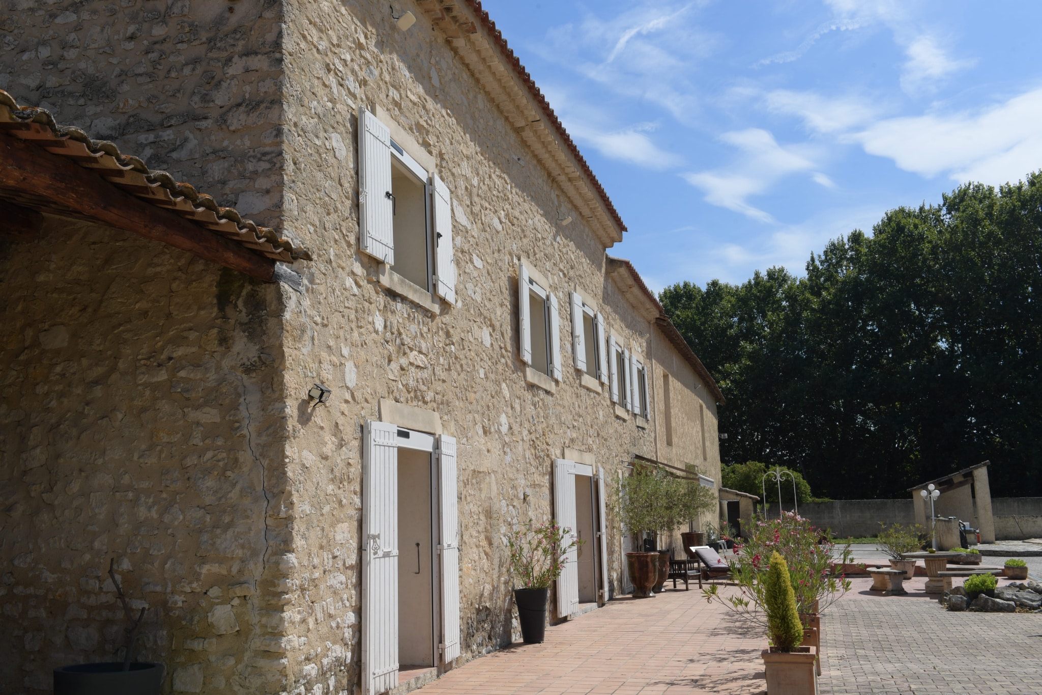 Mas en pierre de 270 m² avec cour, situé en campagne près de L'Isle-sur-la-Sorgue.