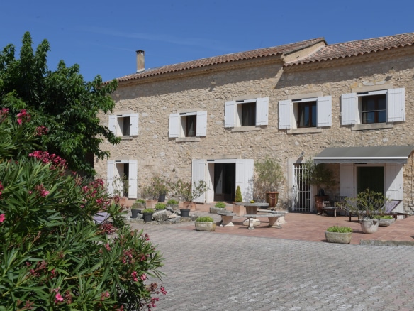Mas en pierre de 270 m2 avec cour et plantes, situé en campagne près de L'Isle-sur-la-Sorgue.