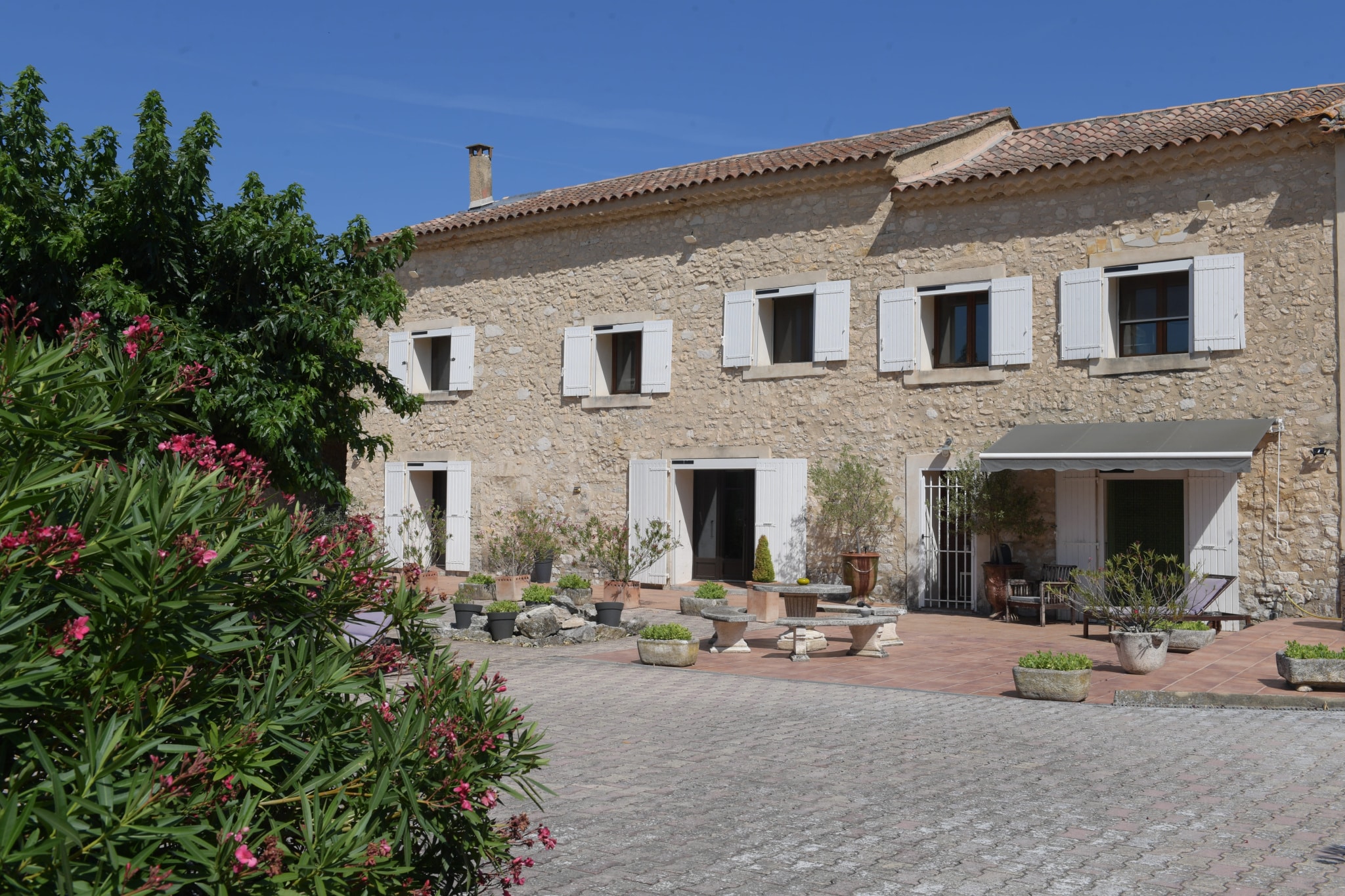 Mas en pierre de 270 m2 avec cour et plantes, situé en campagne près de L'Isle-sur-la-Sorgue.