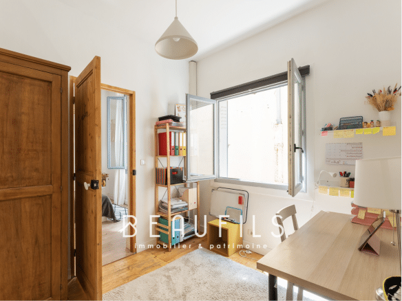 Intérieur d'une maison rénovée à Montpellier avec bureau et rangement.