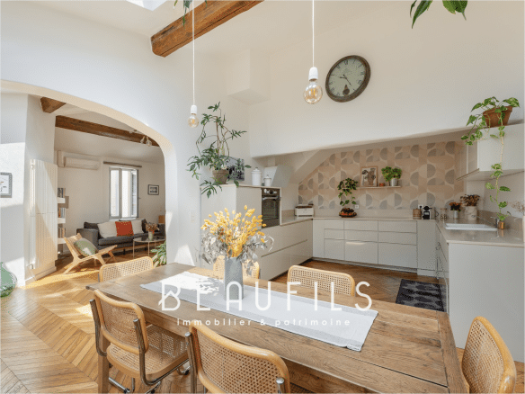 Intérieur d'une maison rénovée à Montpellier avec cuisine moderne et coin repas.