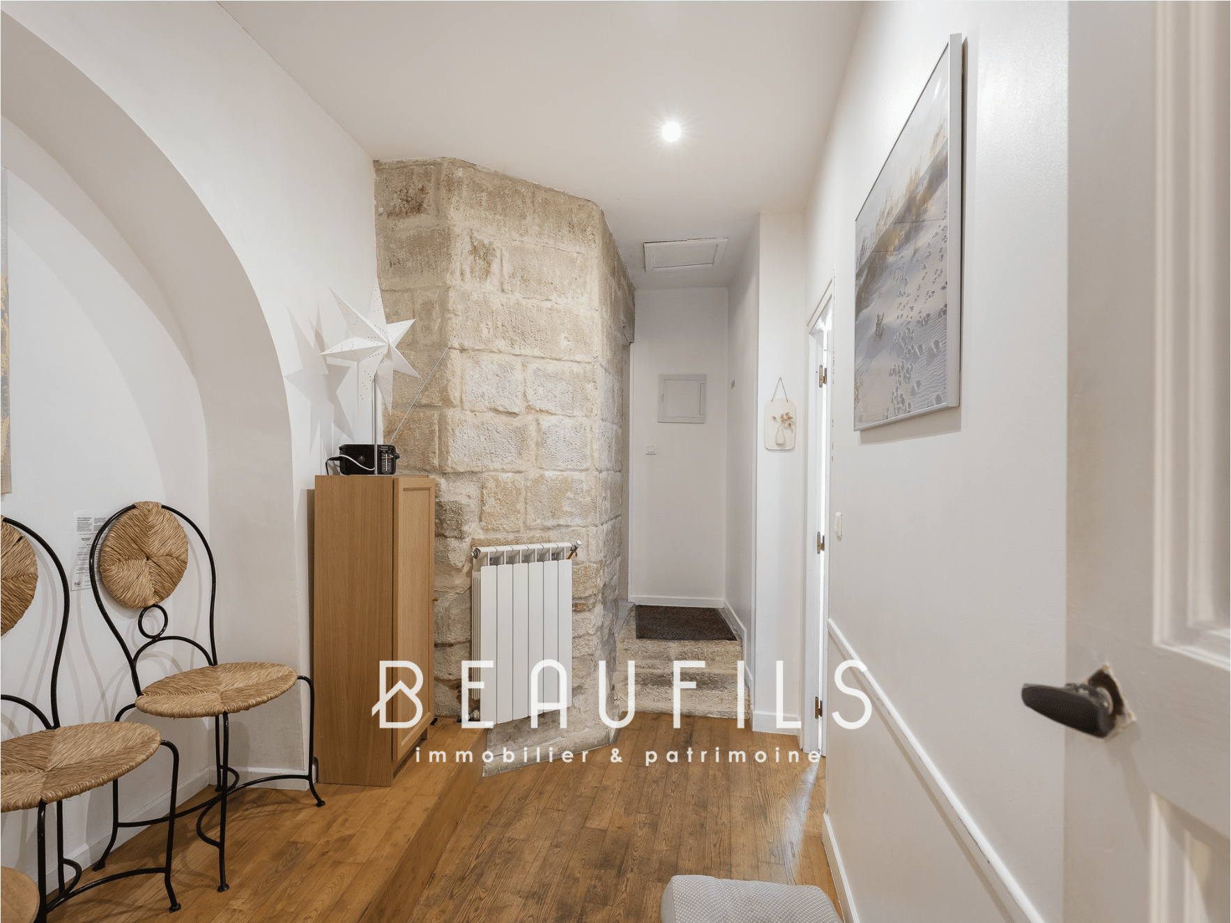 Intérieur d'une maison rénovée à Montpellier avec un hall d'entrée et des chaises en métal.