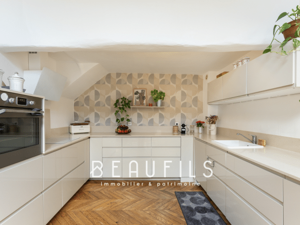 Cuisine moderne et lumineuse dans une maison rénovée à Montpellier Écusson.