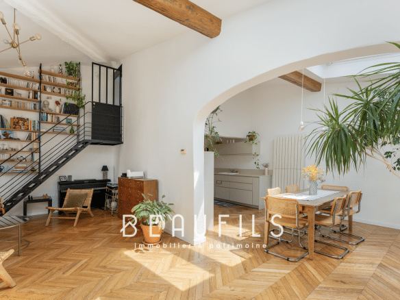 Intérieur d'une maison rénovée à Montpellier avec espace de vie lumineux et mobilier moderne.