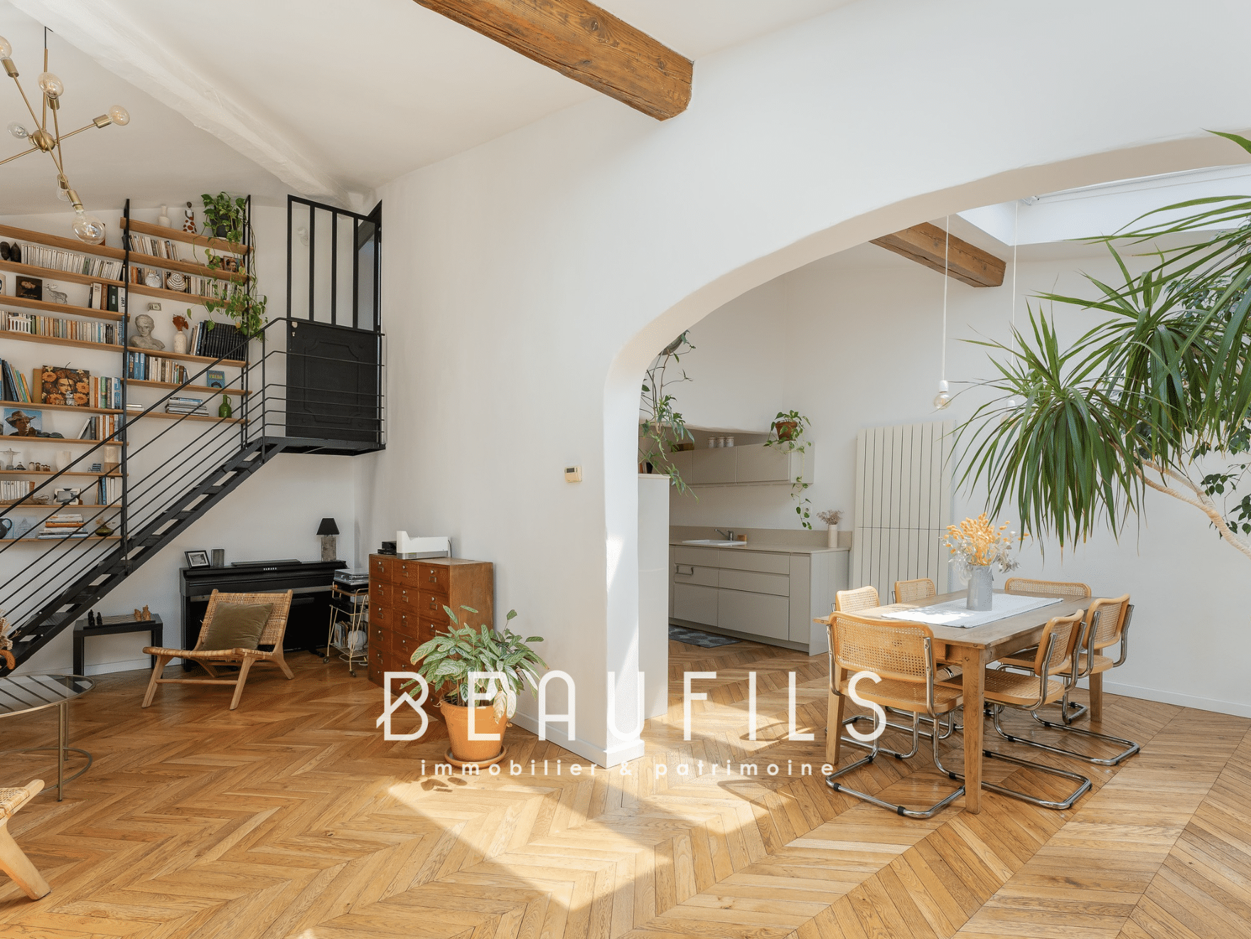 Intérieur d'une maison rénovée à Montpellier avec espace de vie lumineux et mobilier moderne.