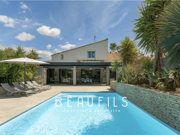 Mediterranean villa with swimming pool and terrace in Saint-Laurent-d'Aigouze, landscaped garden.