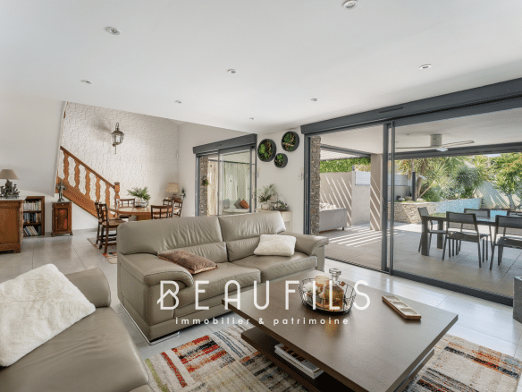 Interior of a renovated Mediterranean villa in Saint-Laurent-d'Aigouze, with a bright living room and living space.