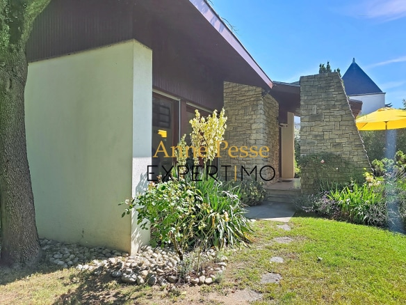 Modernist architect-designed villa in Saint-Maur-des-Fossés, with garden and entrance.