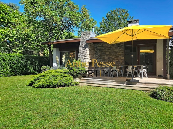 Modernist architect-designed villa with garden in Saint-Maur-des-Fossés.