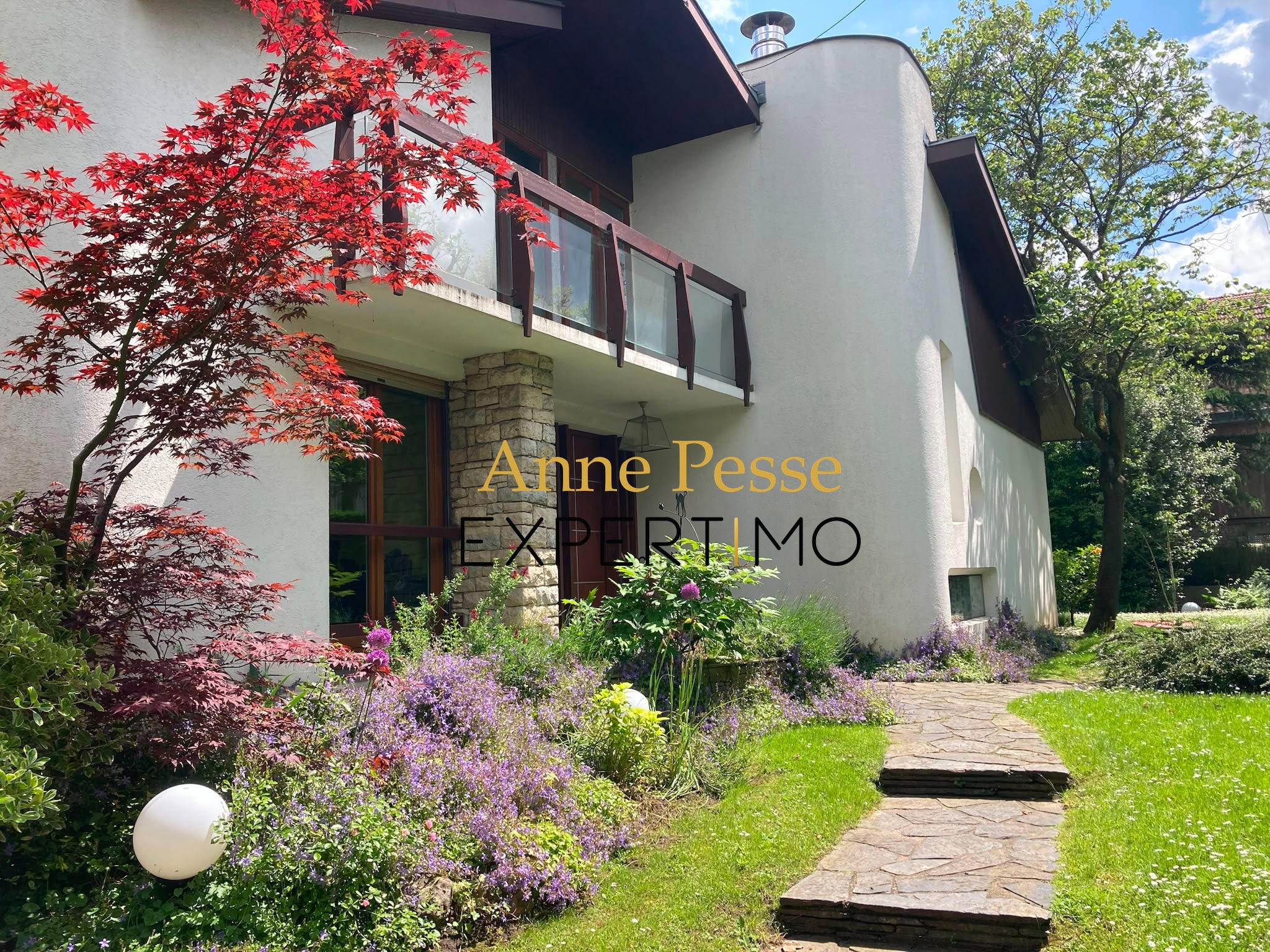 Modernist architect-designed villa with garden in Saint-Maur-des-Fossés.