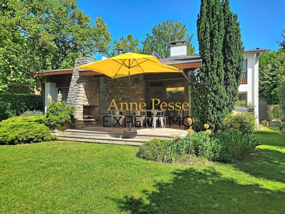 Modernist architect-designed villa with garden in Saint-Maur-des-Fossés, France.