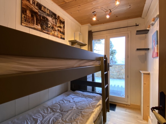 Room with bunk beds in a renovated apartment in Megève