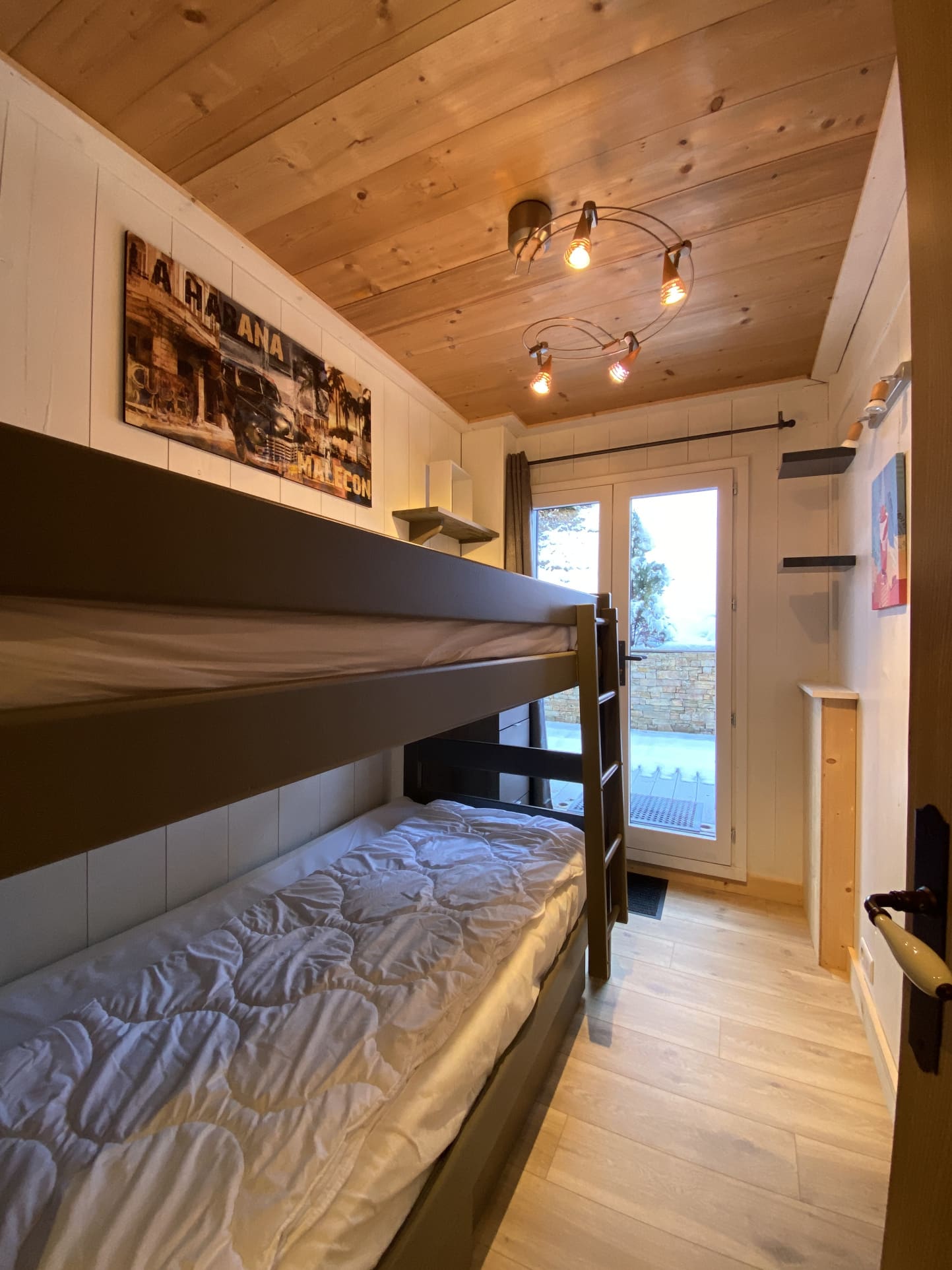 Room with bunk beds in a renovated apartment in Megève
