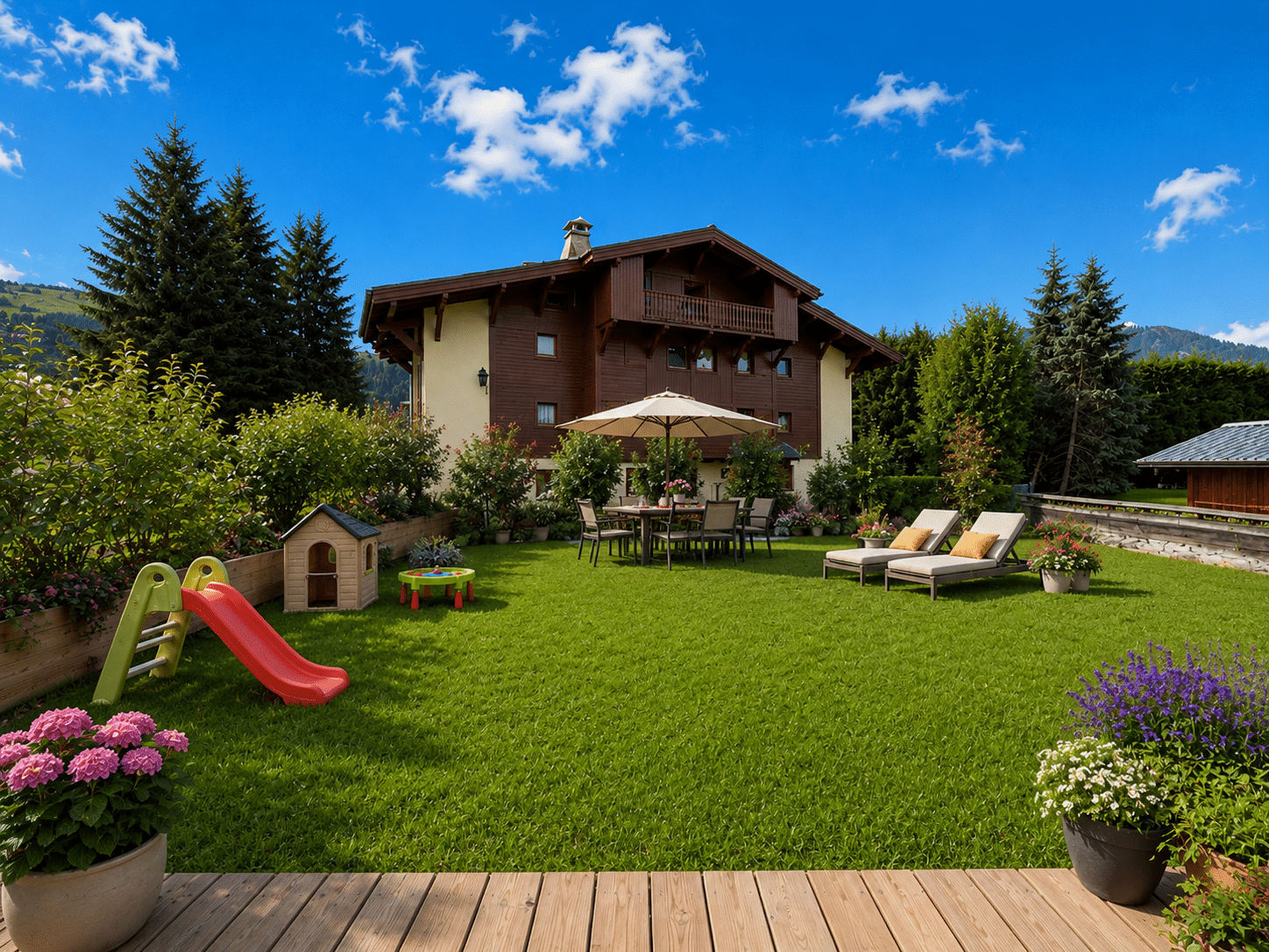 Jardin du Chalet Arcadia à Megève Jardin d'un chalet à Megève avec pelouse, mobilier de jardin et jeux pour enfants.