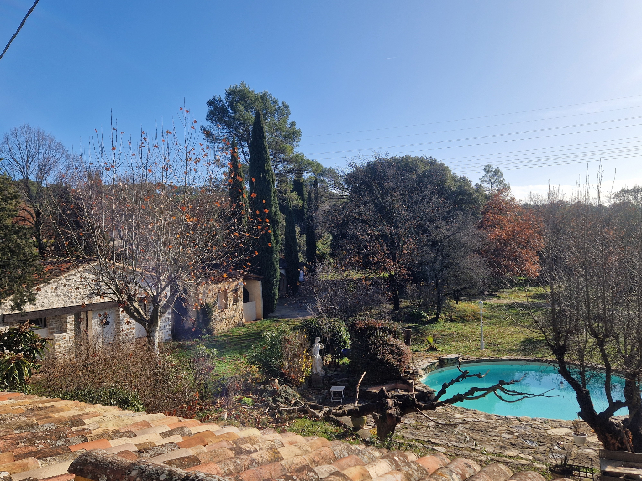Bastide provençale à Lorgues Vue d'une bastide provençale avec piscine et arbres, Lorgues.