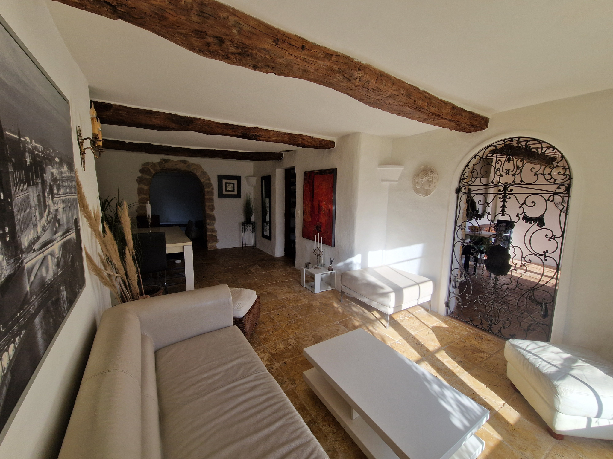 Intérieur d’une bastide à Lorgues Intérieur lumineux d'une bastide provençale avec poutres apparentes et mobilier moderne.
