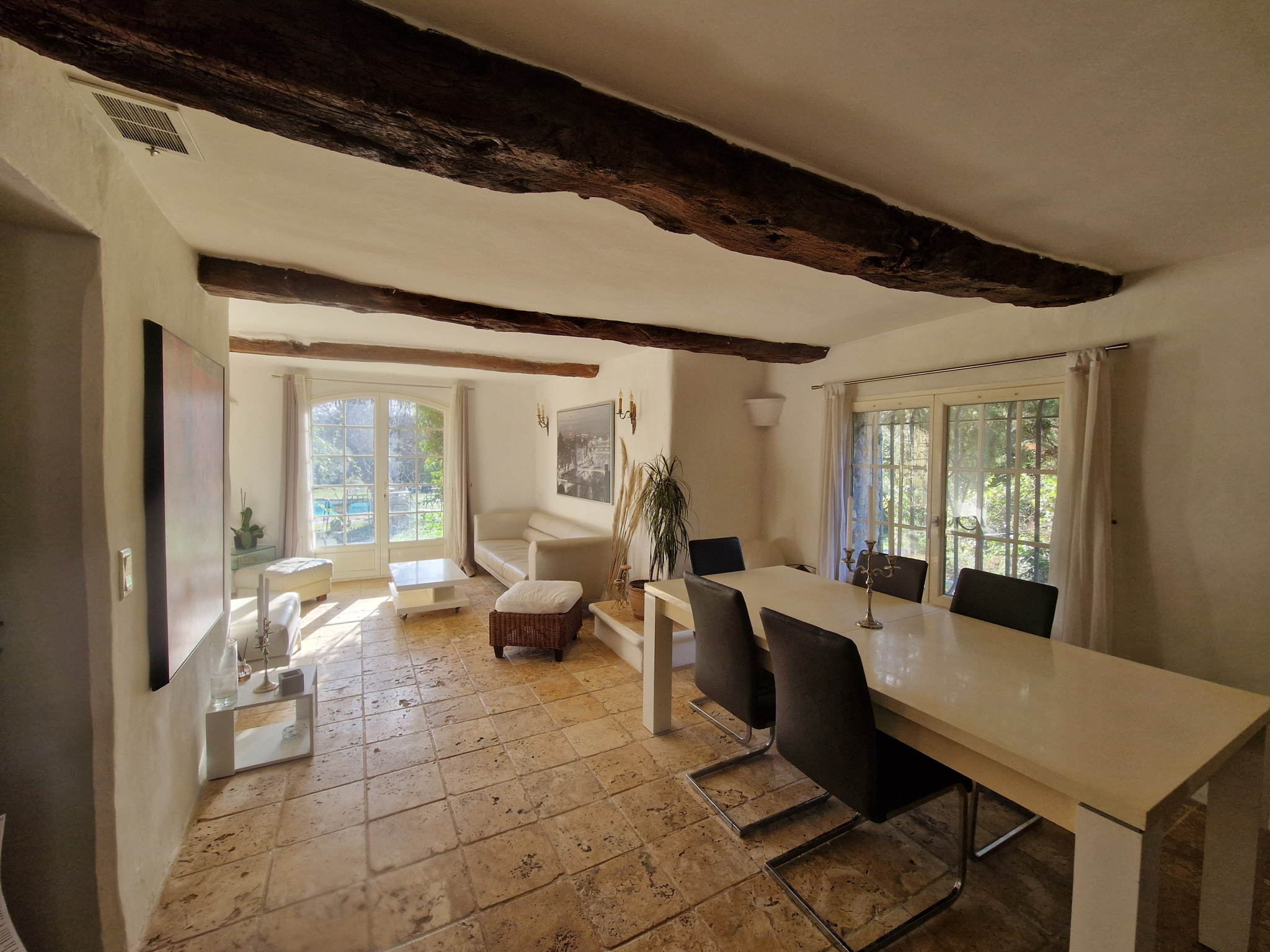 Intérieur d’une bastide à Lorgues Intérieur d'une bastide provençale avec salle à manger lumineuse et vue sur le jardin.