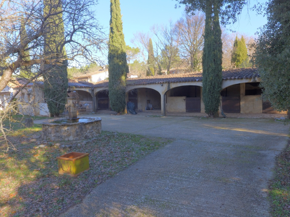 Vue d'une propriété équestre avec bastide et installations à Lorgues, entourée d'arbres.