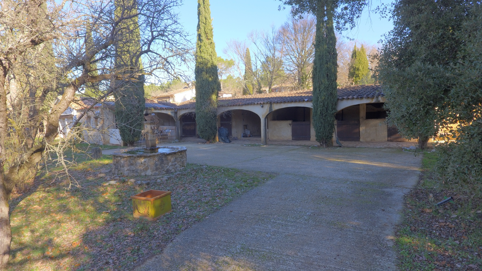 Propriété équestre à Lorgues Vue d'une propriété équestre avec bastide et installations à Lorgues, entourée d'arbres.