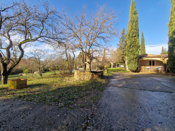 Vue d'une bastide provençale avec un jardin et des arbres, à Lorgues.