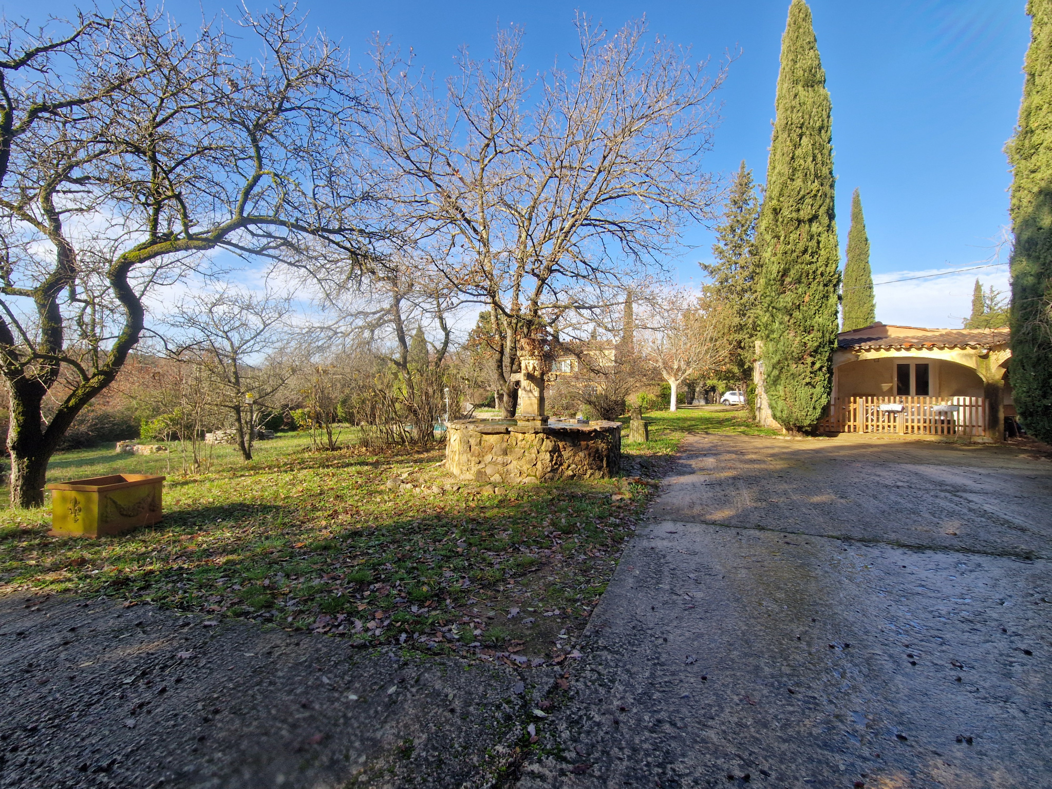 Bastide provençale à Lorgues Vue d'une bastide provençale avec un jardin et des arbres, à Lorgues.