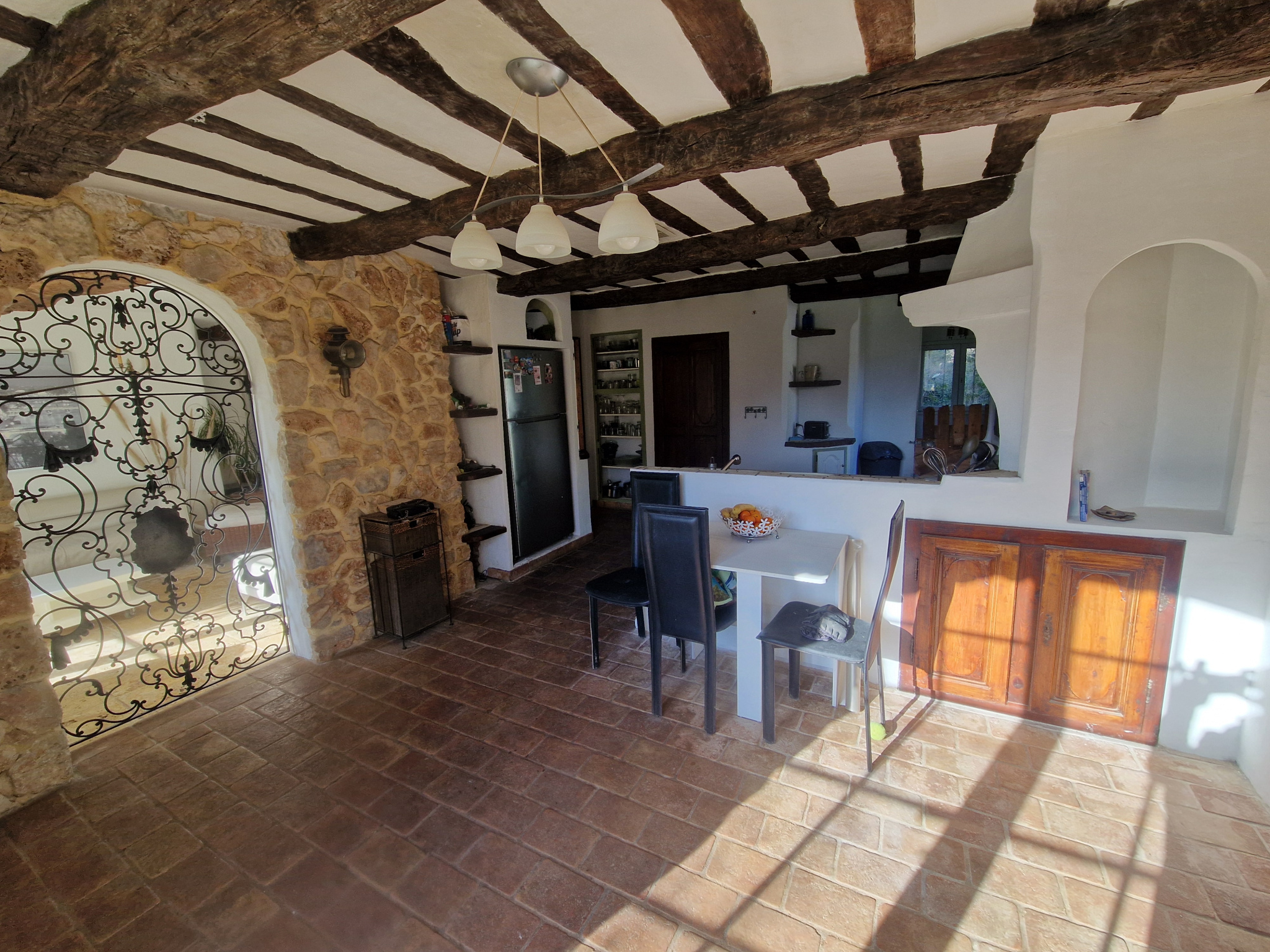 Intérieur d’une bastide à Lorgues Intérieur d'une bastide provençale avec poutres apparentes et coin repas.