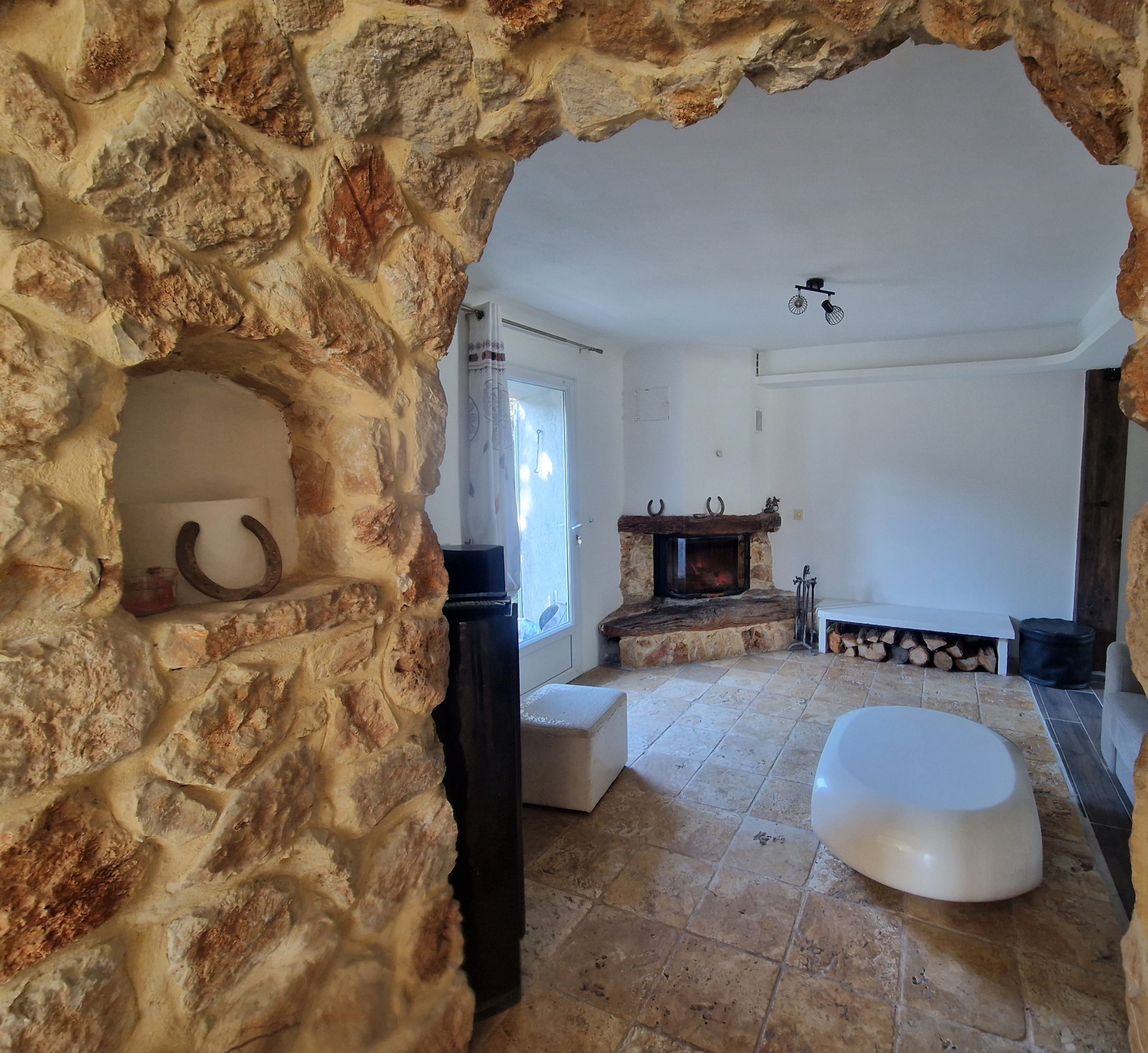 Intérieur d’une bastide à Lorgues Intérieur d'une bastide provençale avec cheminée en pierre et murs en pierre apparente.