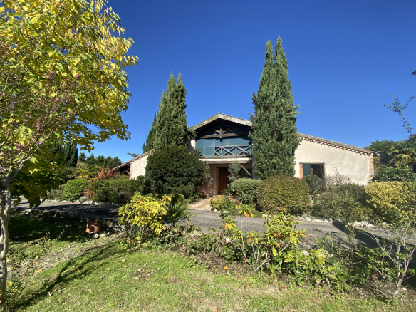 Country house with garden, located in Moissac, surrounded by hills.