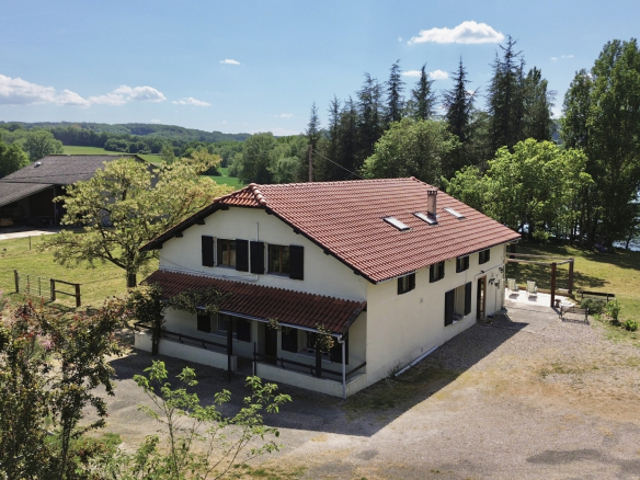Ranch-style house with 5 bedrooms, barns and swimming pool, located on the edge of a lake in Penne-d'Agenais.