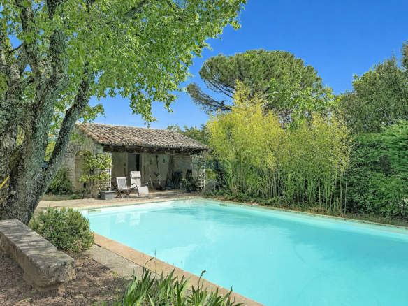 Stone property with swimming pool and terrace in a natural setting in Vaison-la-Romaine.